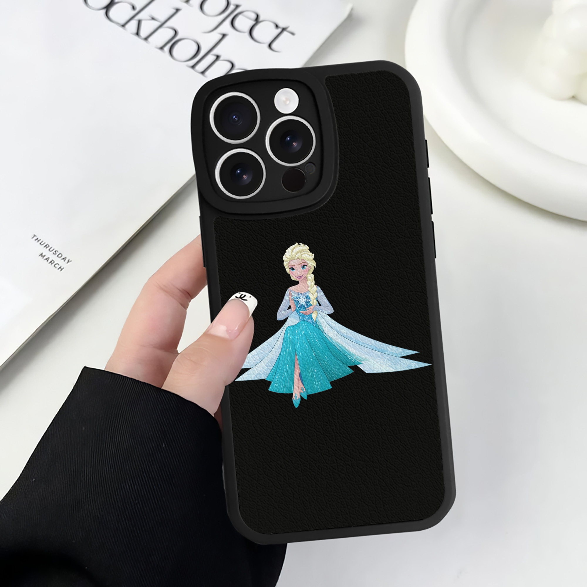 （画像用） アナと雪の女王 アンナ エルサ Frozen Anna Elsa 【iPhone 16シリーズ対応】シリコンスマホケース（レザー調） 材質：シリコン